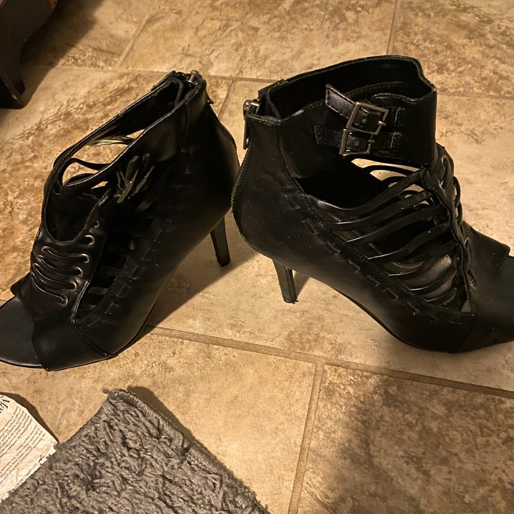 Set of Black 4” Stiletto heels, size 9, zip in bck, excellent condition